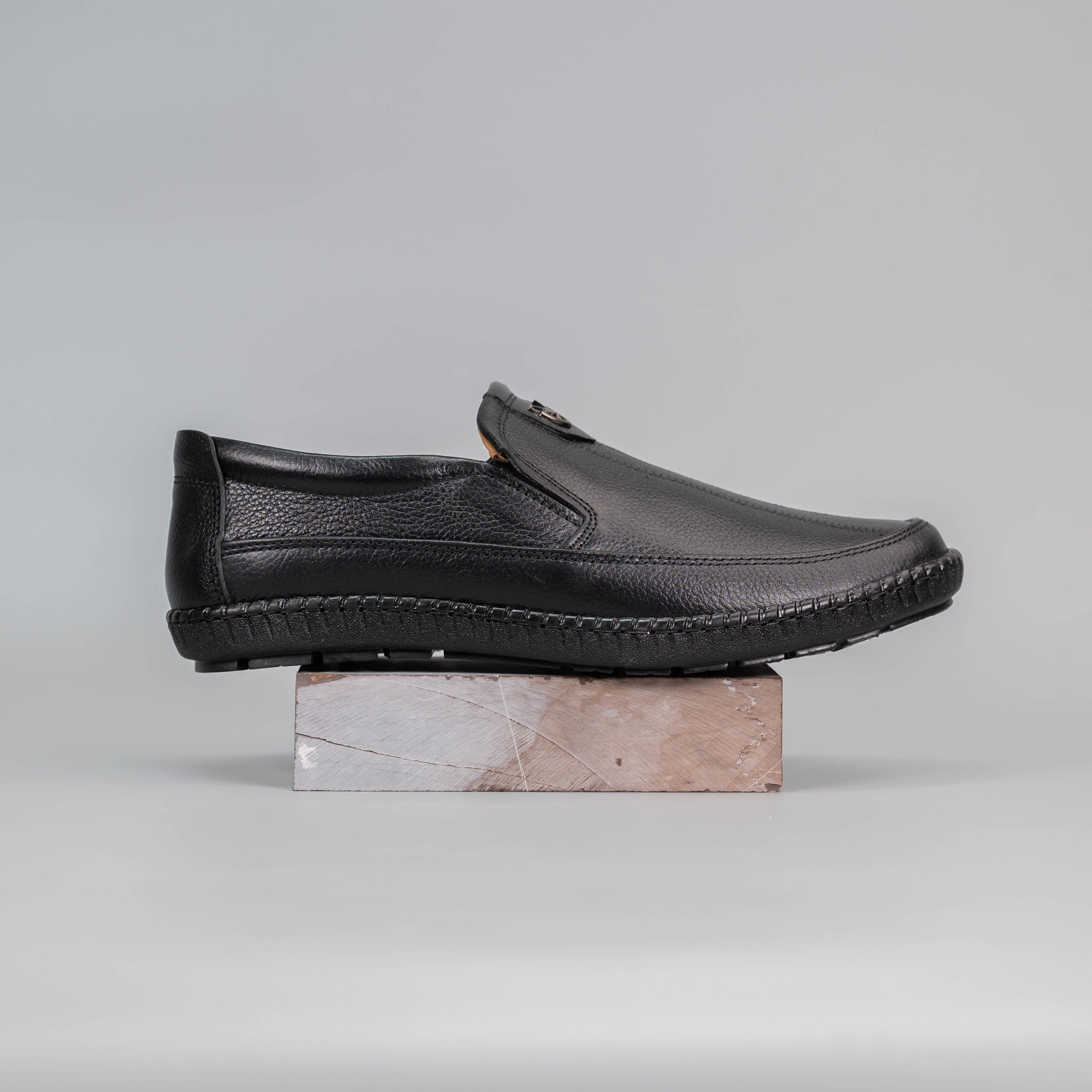 Classic black Clarks men's shoes with cushioned footbed, ideal for work or casual outings.(ShoeInn.co, Pakistan)
Clark's Men's Shoe 1102 - Versatile Footwear for Everyday Wear (ShoeInn.co)
