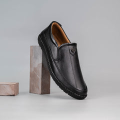 Stylish black leather Clarks shoes for men, offering comfort and durability for everyday use.