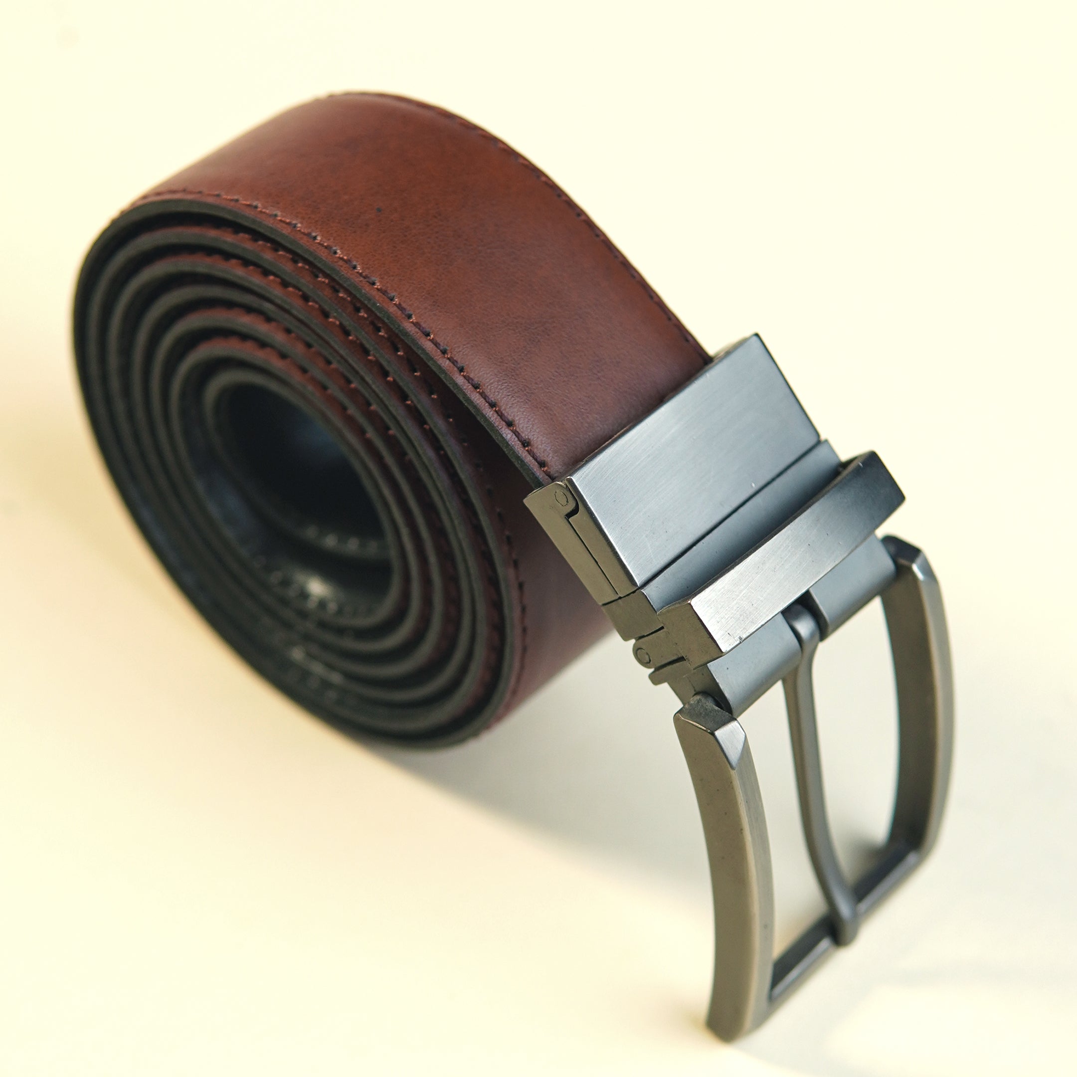 Front view of Shoeinn 100% cow leather belt with classic metal buckle