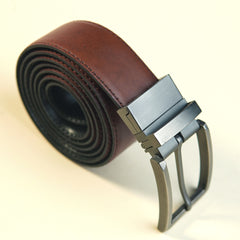 Front view of Shoeinn 100% cow leather belt with classic metal buckle